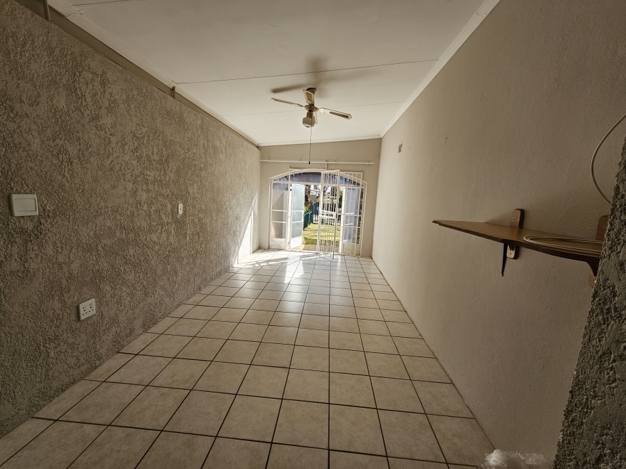 To Let 2 Bedroom Property for Rent in Flamwood North West